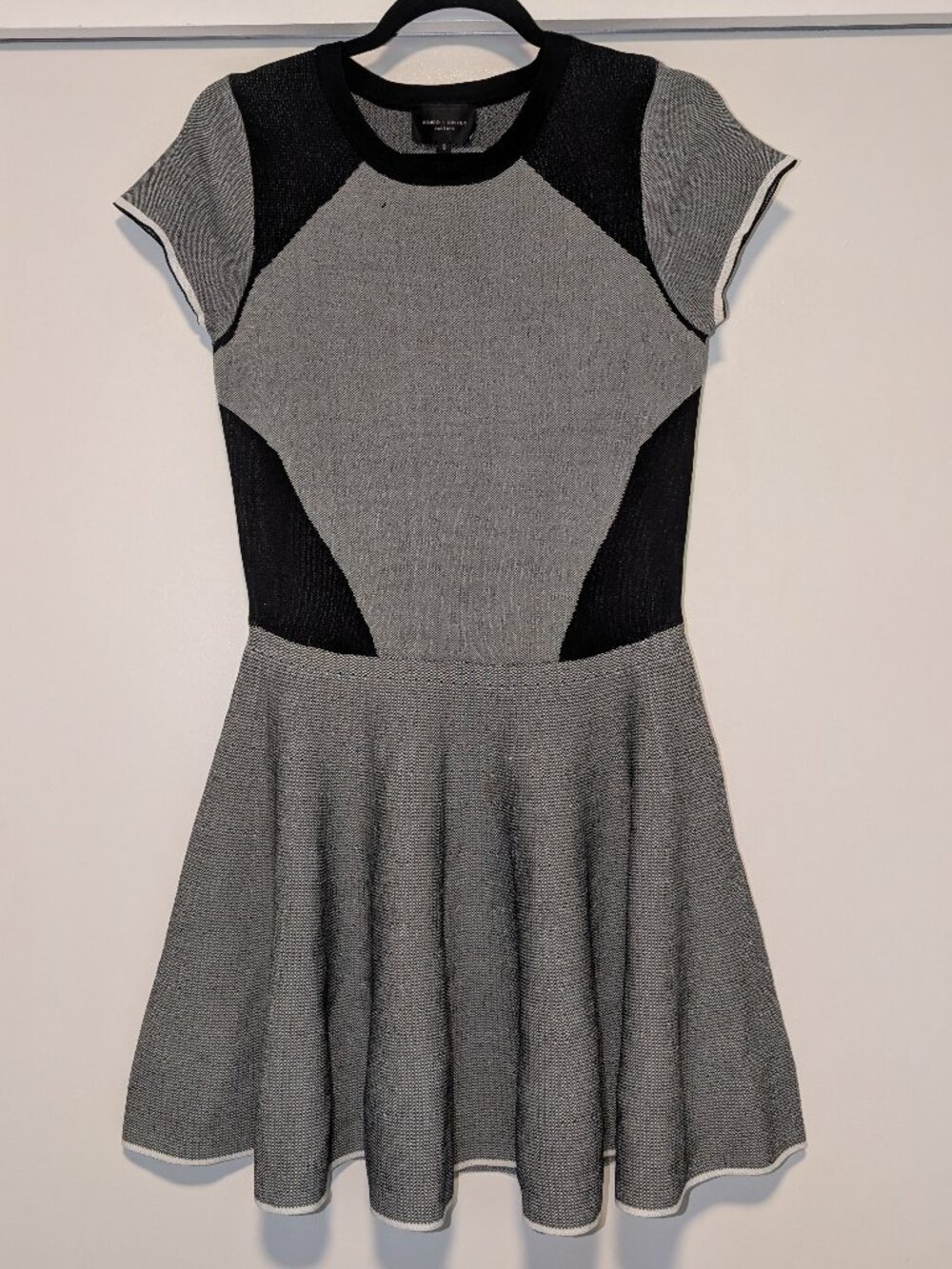 Romeo + Juliet Couture Black and Gray Short Sleeve Sweater Dress